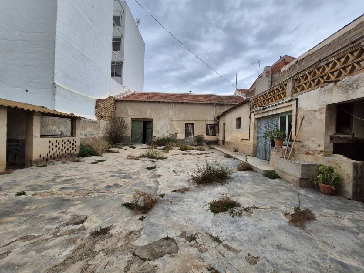 Casa con Terreno en Venta en centro, Catral